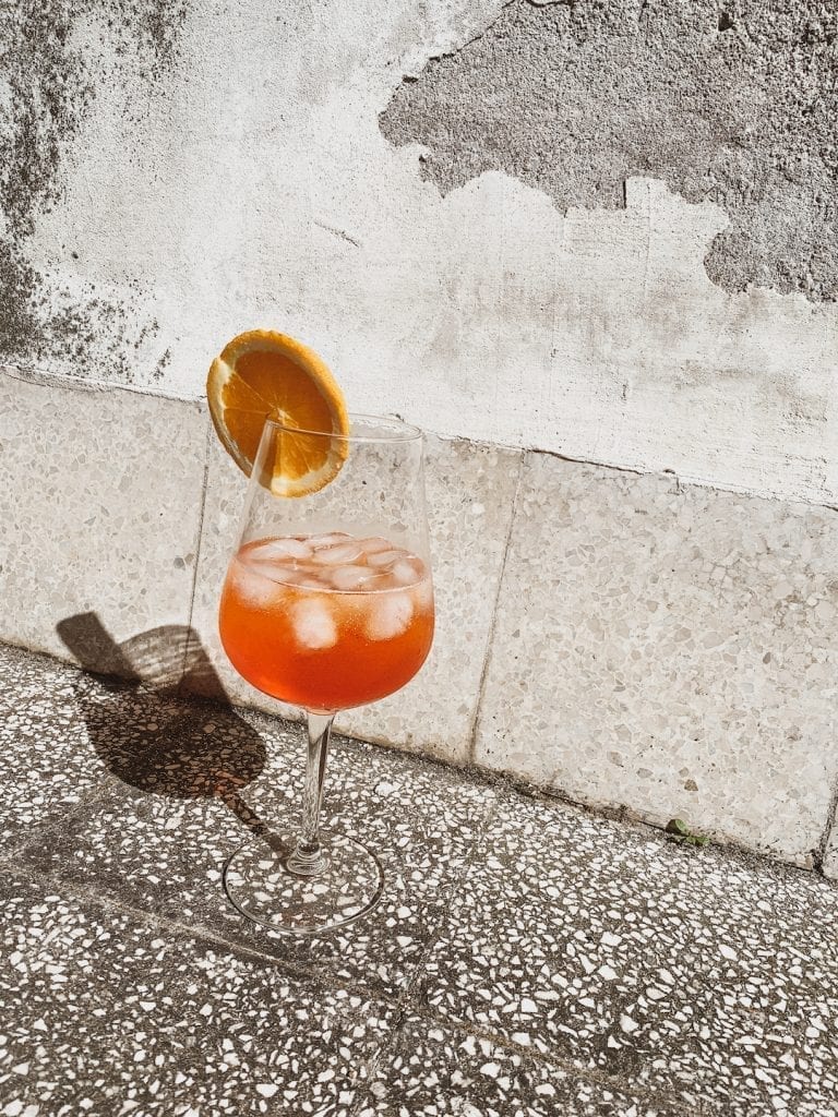 the classic aperol spritz recipe is very easy with simple ingredients to make