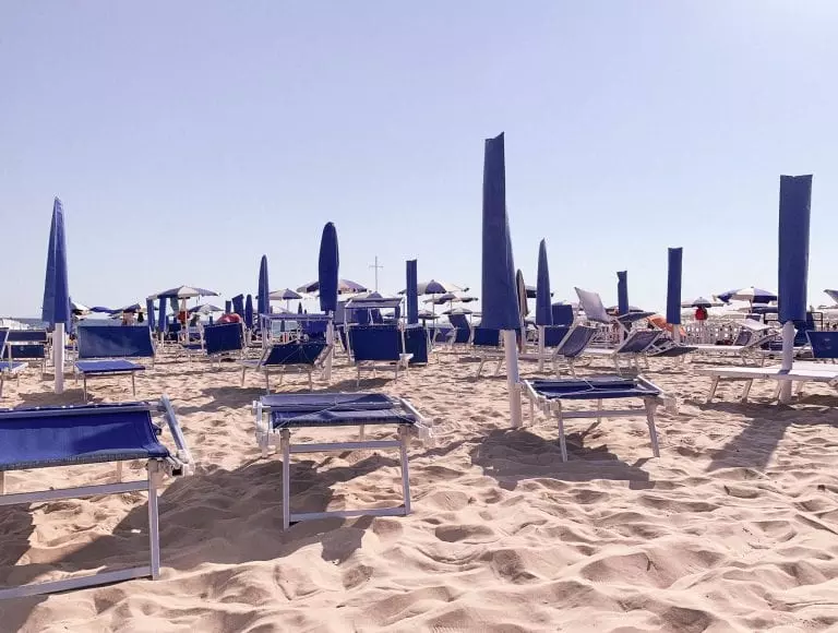 Gaeta spiaggia Serapo is a huge public beach with many sections with umbrellas for rent and very fine sands.