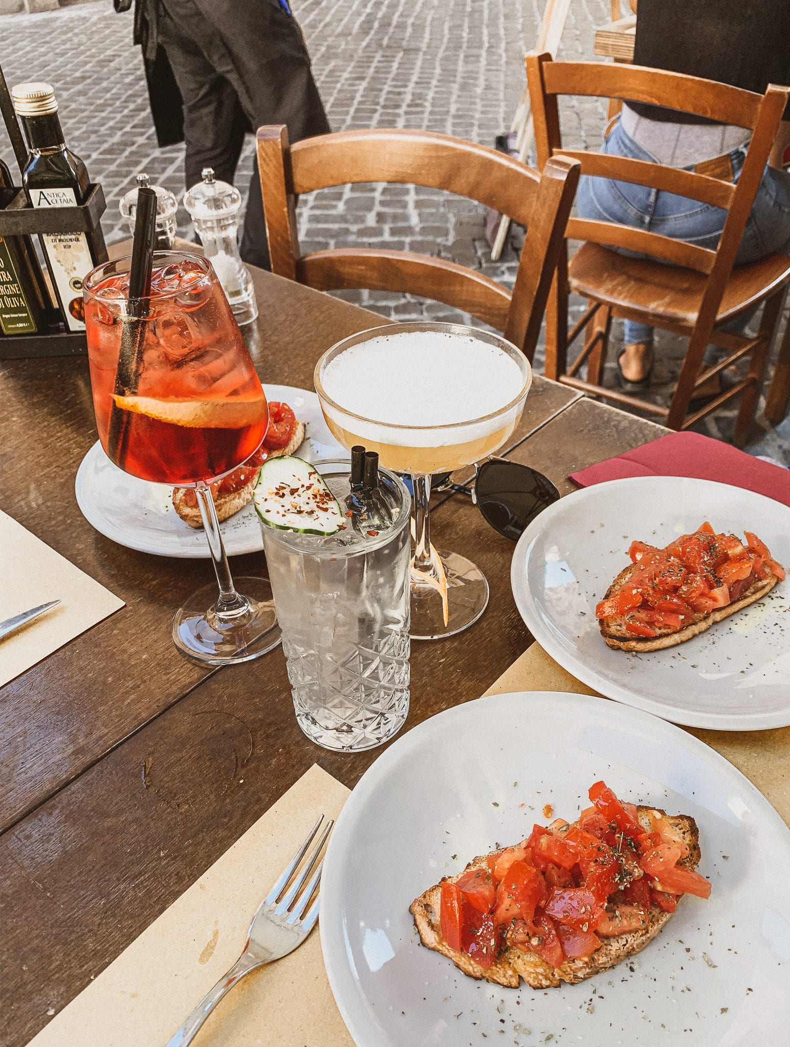 Aperitivo and dinner at Pasquino bistrot during sunset in Rome means good food, classic Italian drinks and watching the fashionable Italians hanging out in the summer nights