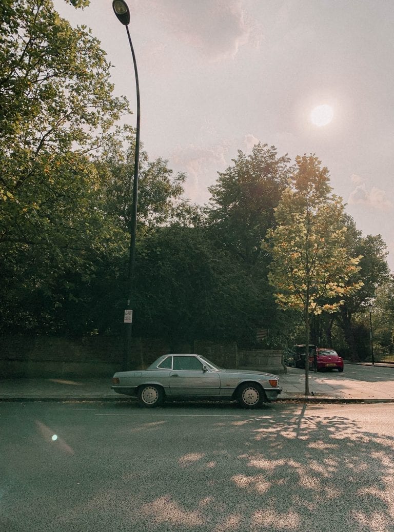 Spend a relaxing afternoon to do your vintage car hunting in Notting Hill in London