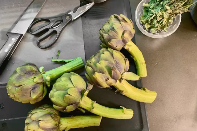 Cleaning the artichokes takes the most of the time in the whole process but once you know how to do, it is easy.