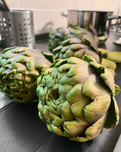 Artichokes are very healthy vegetable, low in fat, but rich in nutrition, fiber, and minerals and it is considered as a good source of antioxidants too.